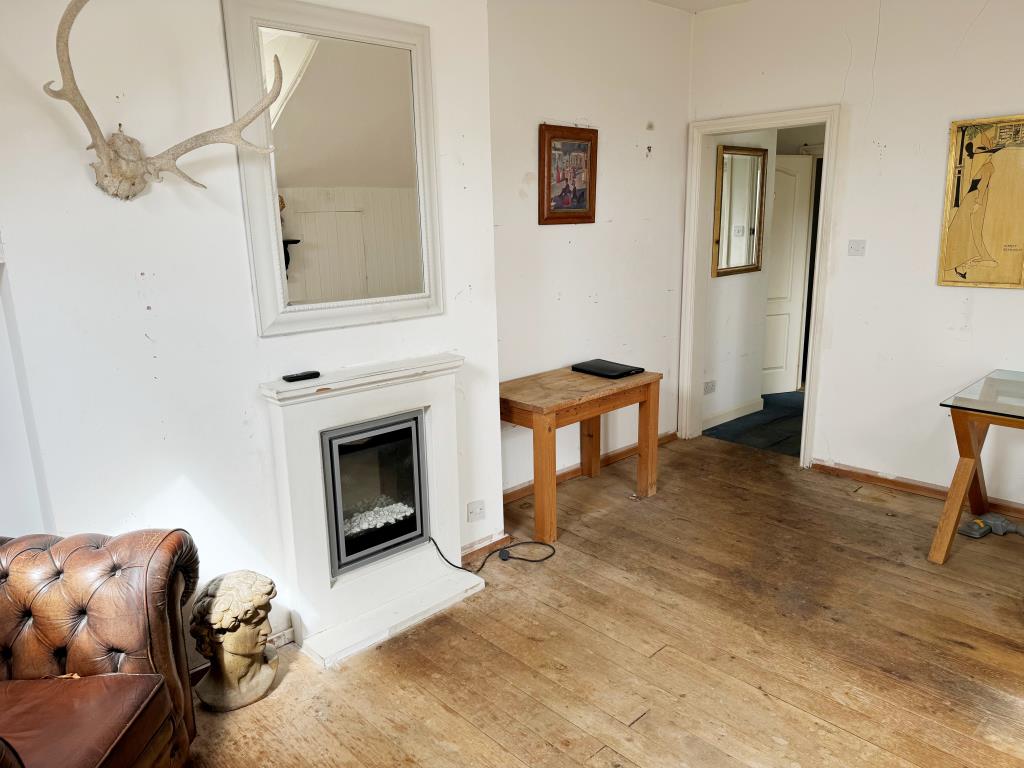 Lot: 32 - TOWN CENTRE FLAT FOR IMPROVEMENT WITH PARKING - Sitting room of the flat